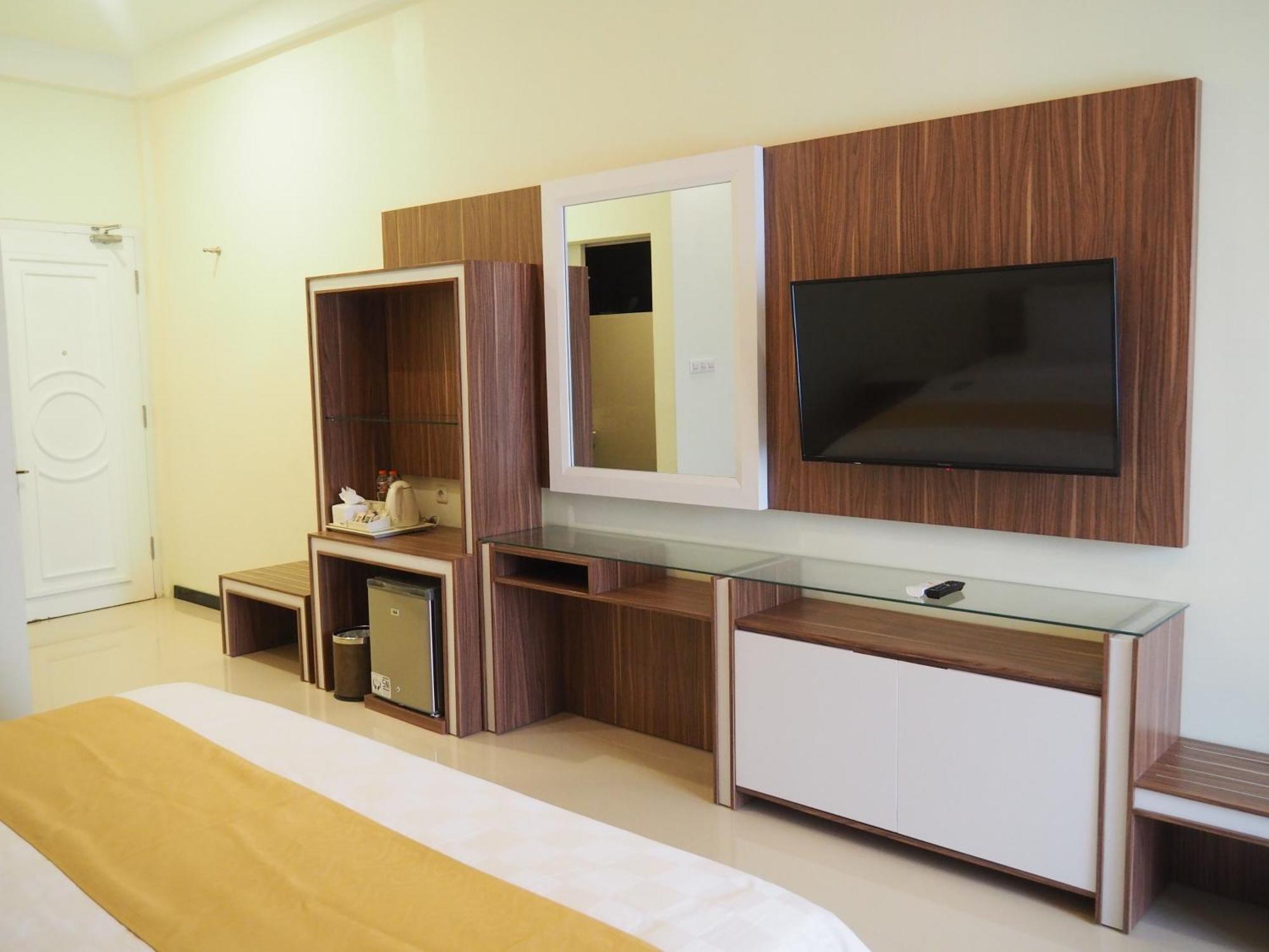 Luminor Hotel Banyuwangi By Wh Exteriör bild