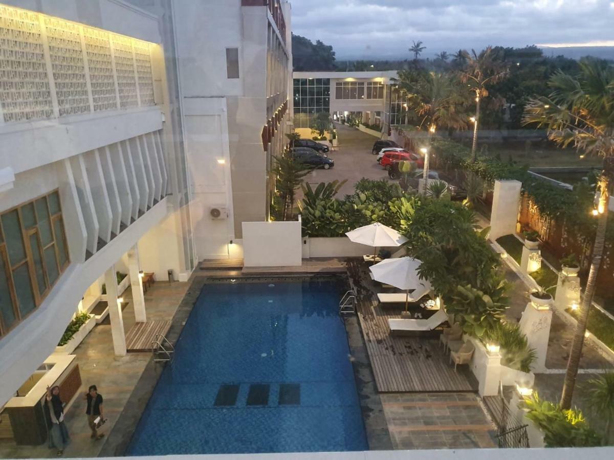 Luminor Hotel Banyuwangi By Wh Exteriör bild